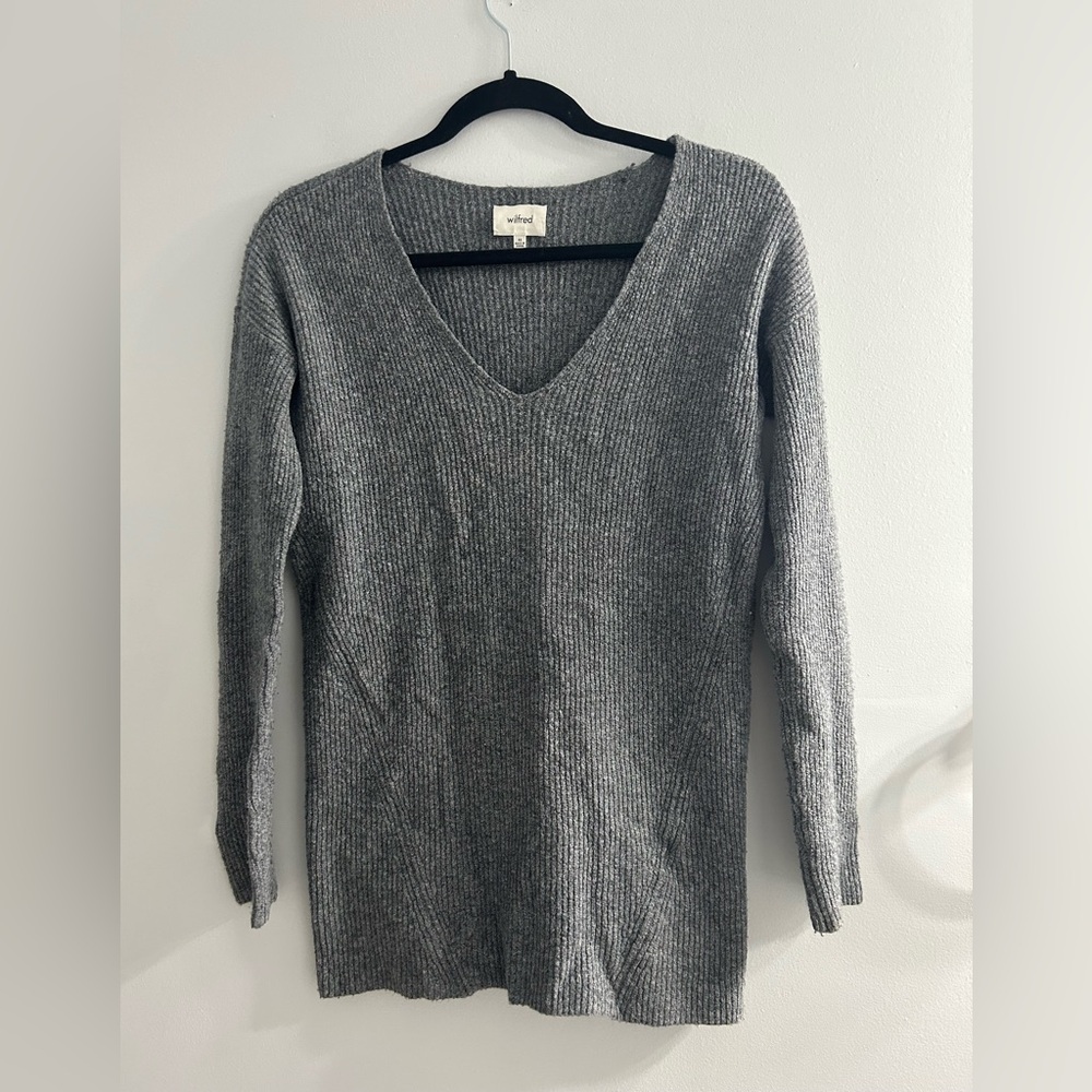 Aritiza Wilfred grey v neck sweater